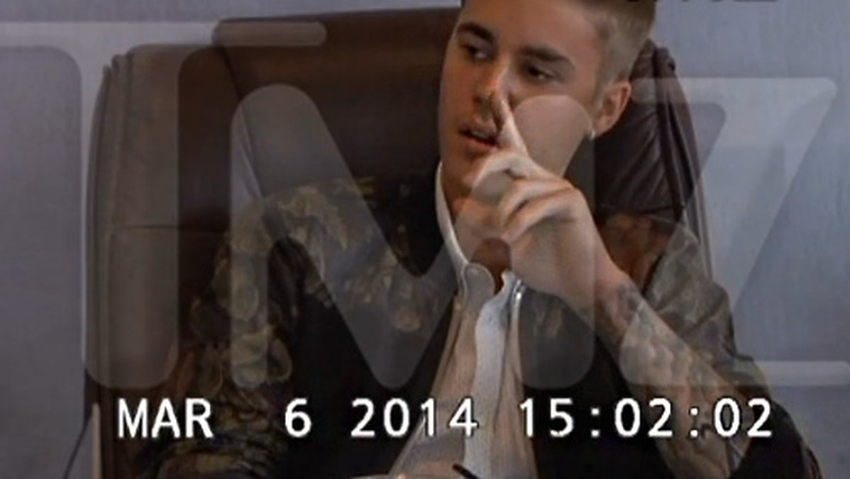 Så här såg det ut när en dryg och otrevlig Bieber filmades under ett förhör. 